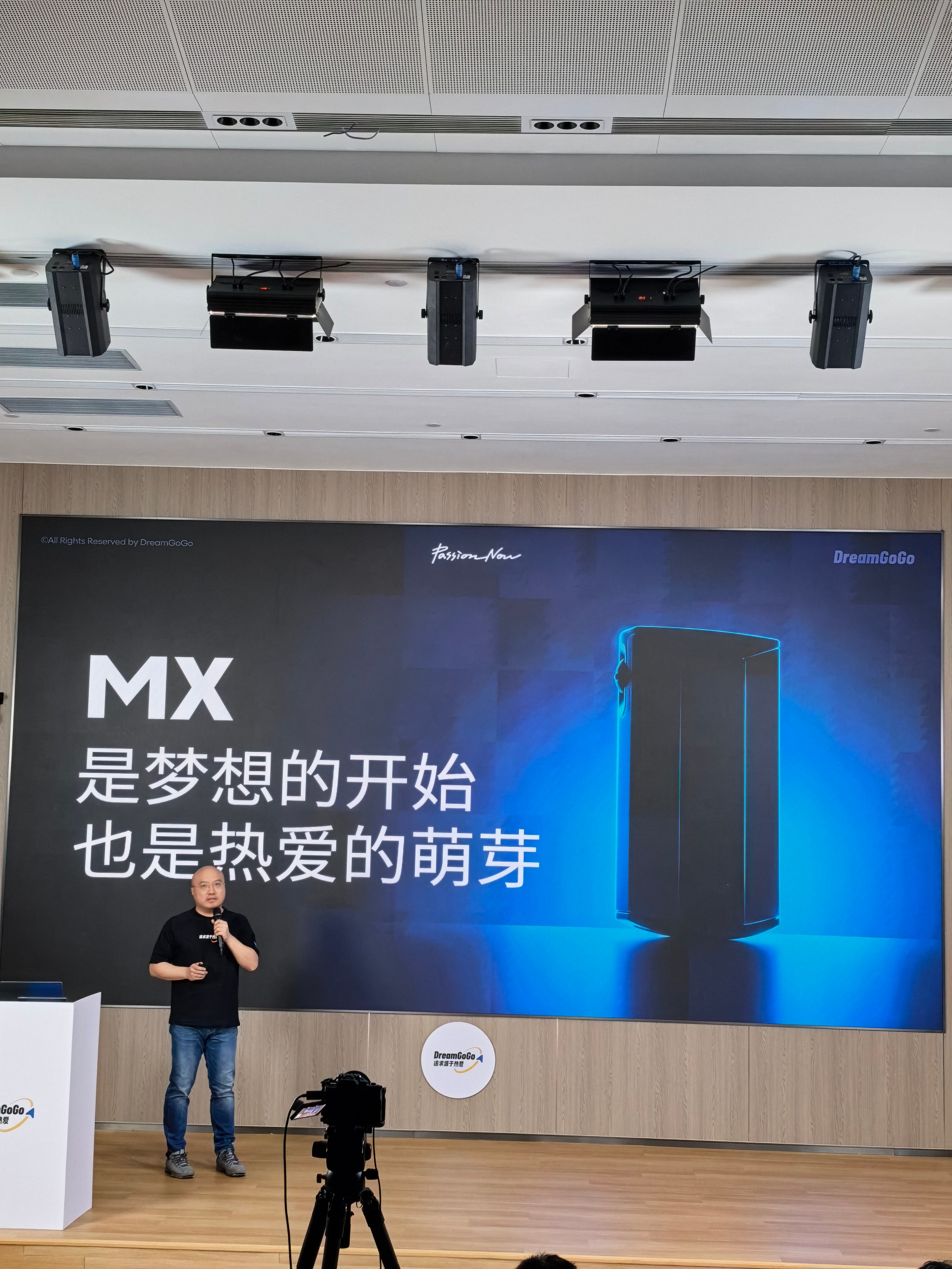 子弹兄来参加“追求源于热爱”的创业发布会了。万总上台分享了自己和魅族的故事，以及