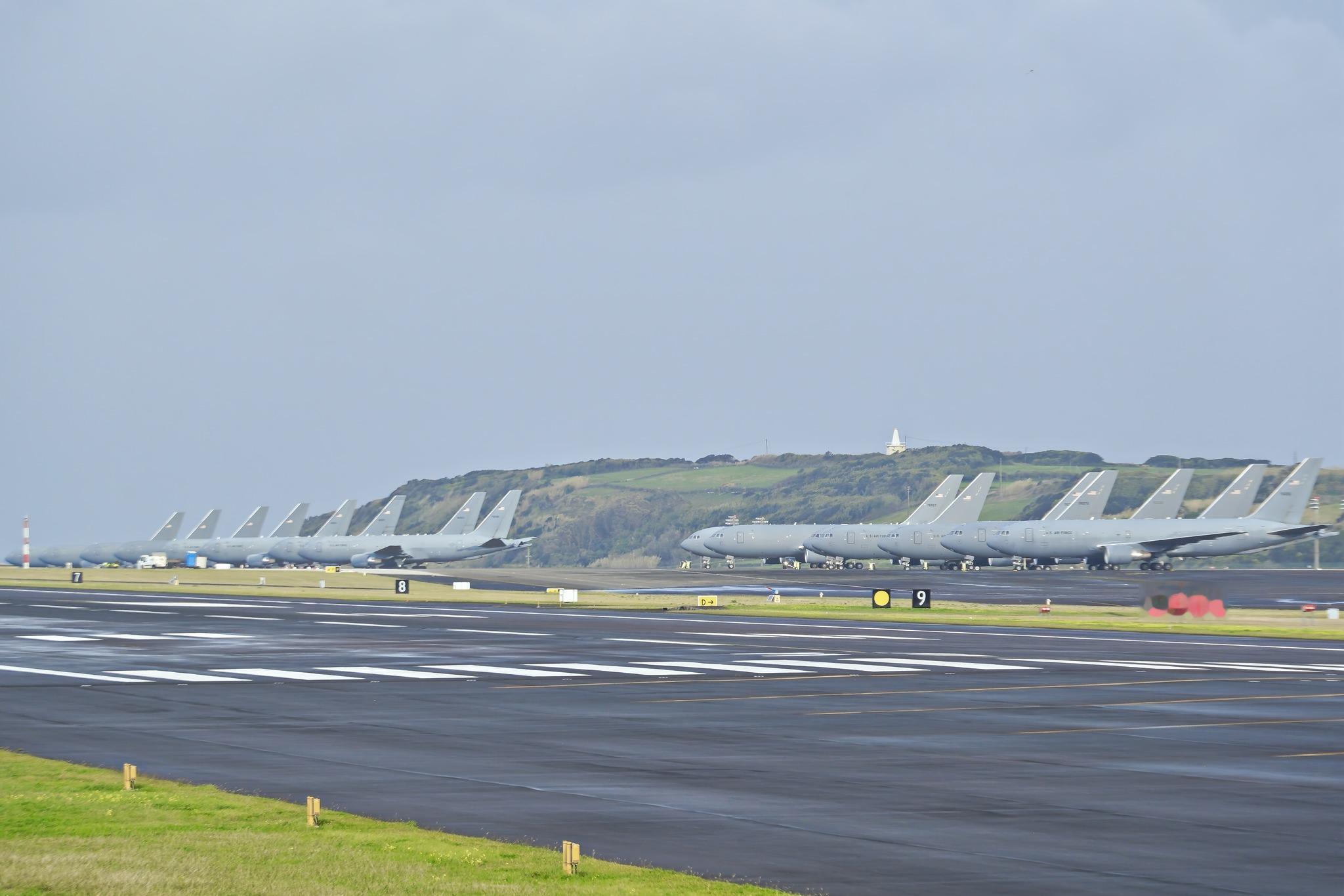 美军力量被曝正快速集结2月18日至19日，葡萄牙亚速尔群岛的拉杰斯机场迎来了有史