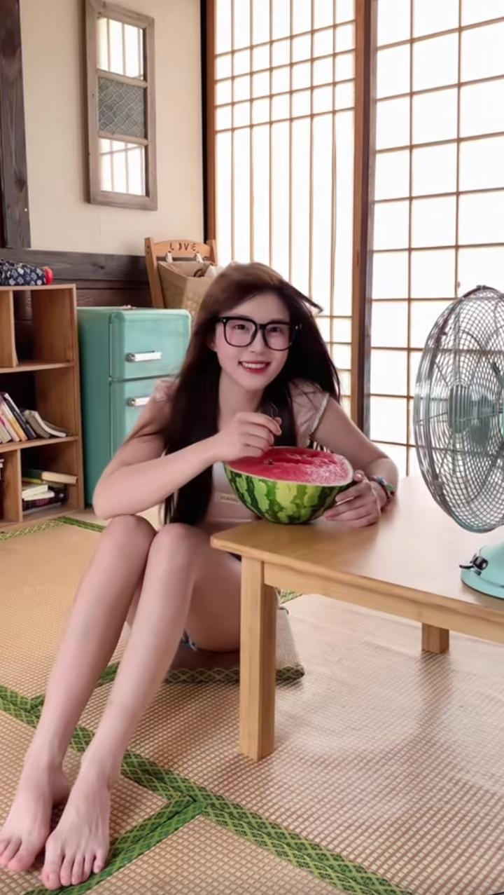 这么甜的瓜，今年再也吃不到了！[流泪][流泪][流泪]高攀不起的水果 太贵的水果