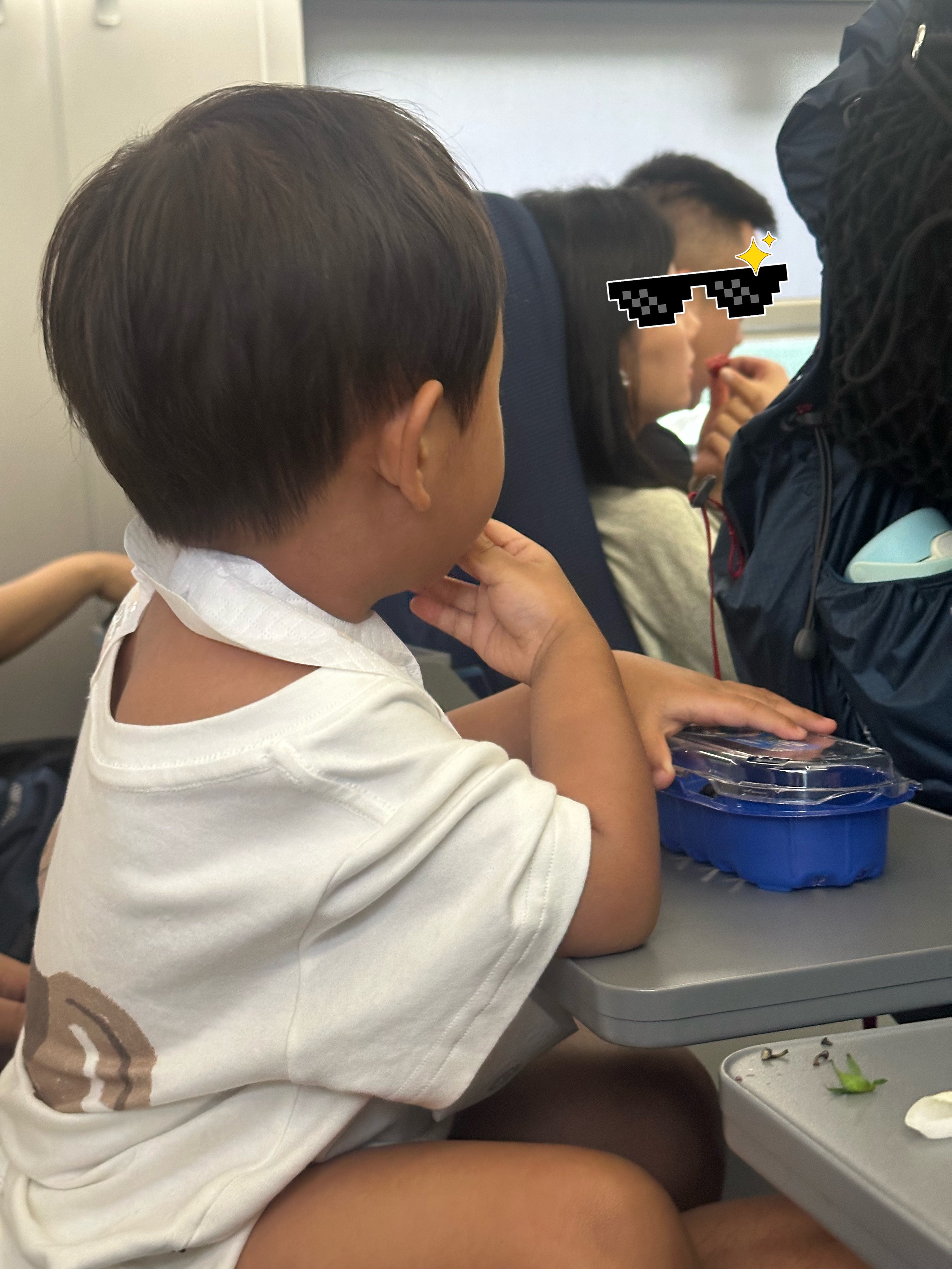 在动车上年糕冲着左前方喊话：“我有蓝莓！我也想吃点樱桃！”吓得小虾差点用手把他嘴