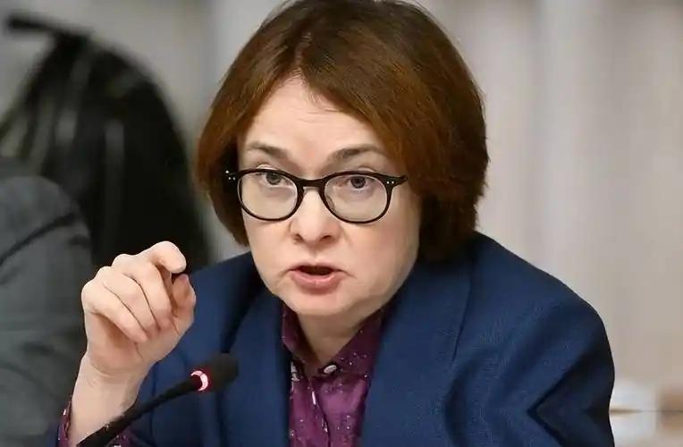 特朗普知道轻重，白宫威胁中国半天，最后一棒子打在俄罗斯身上。美国财长贝森特 9 