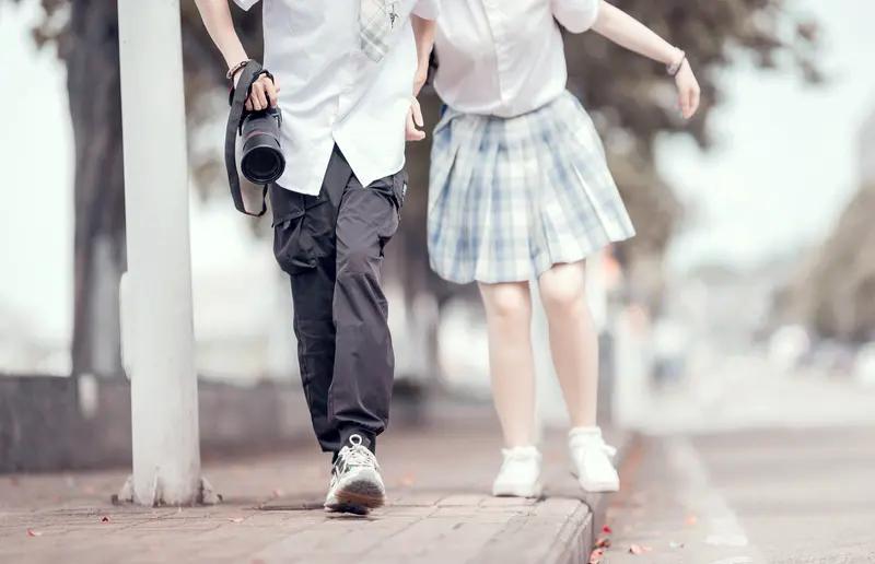 我一个比较帅气的男同事说，女孩子千万不要主动追男孩子。

他说：年轻的时候，从大