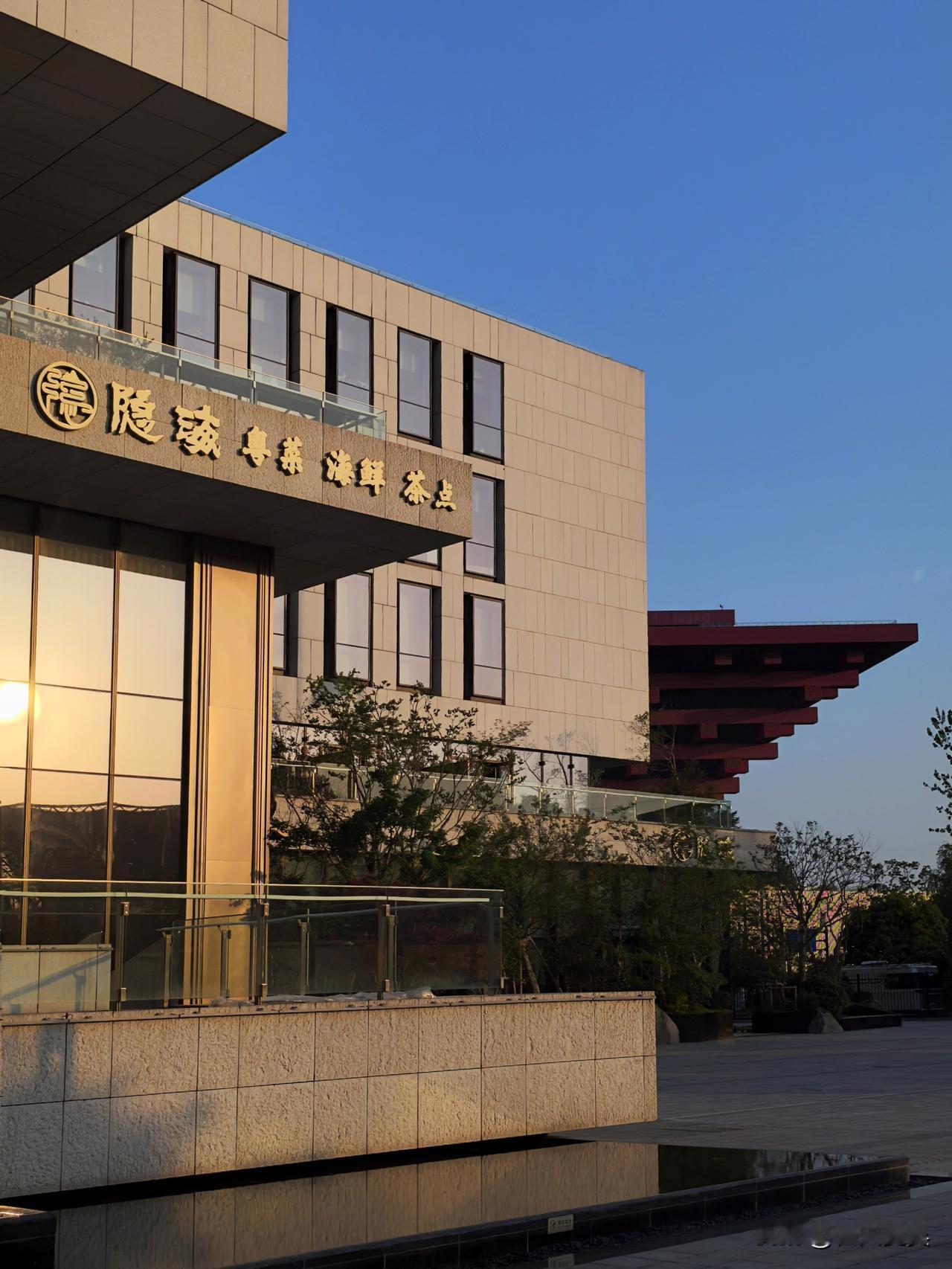 昨晚和朋友约饭了，这次我的餐厅，左边挨着世博会中国馆，右边就是梅赛德斯奔驰体育馆