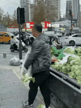 先造个势？
摆个迷魂阵，制造一下气氛，看看咱的买卖多好啊！满地都是买菜的摘下来的