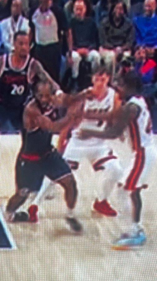 疑似伦纳德扭伤脚踝瞬间。难道我们都错怪他了？ 