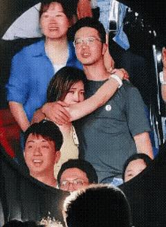 我敢打赌，这绝对是刚处的小情侣！