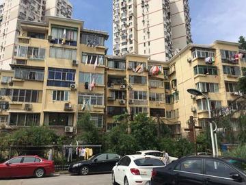 农民都是自己花钱翻建翻新房子，城市的老旧小区住户原拆原建就不能花钱了？

城市里