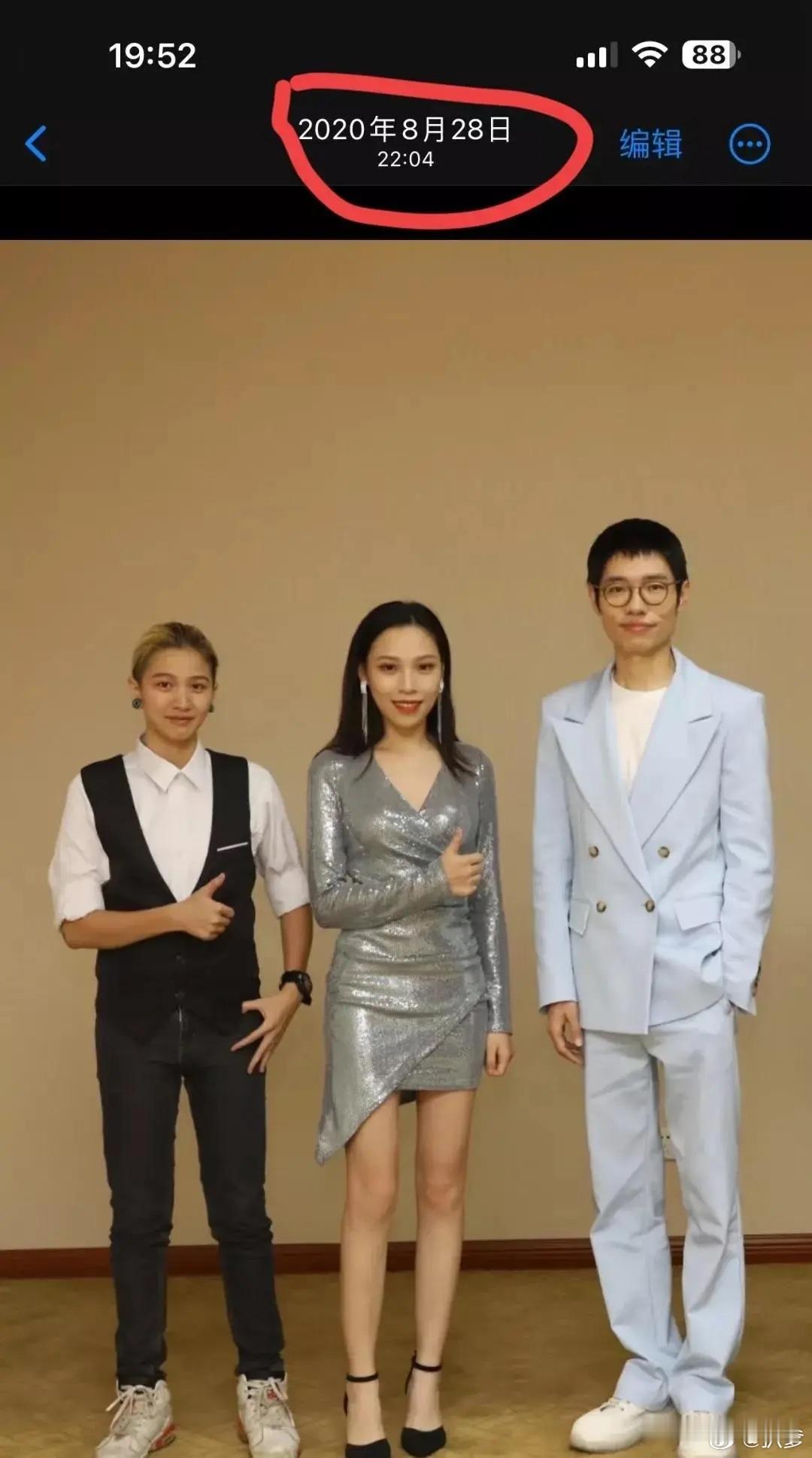 李行亮真的没衣服可穿了，这套蓝色西装都穿了4年，不管去哪儿商演都是这一套，每次仅