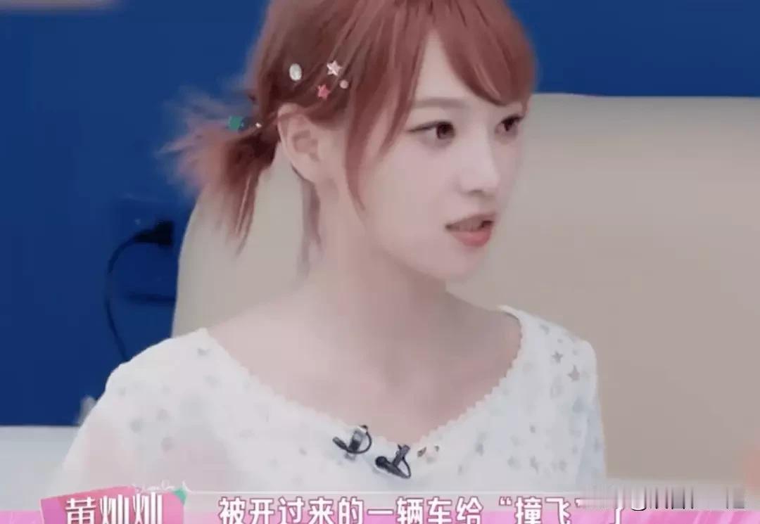 黄灿灿这段经历说出来都像拍狗血剧。

当时在横店拍夜戏，收工路上直接被一辆车撞得