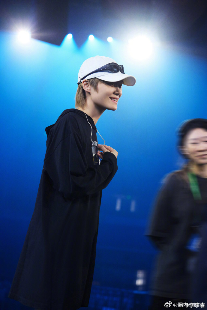 李宇春武汉晚上见李宇春武汉演唱会彩排照奔赴武汉之约，在晚风里共赴独属于舞台的浪漫