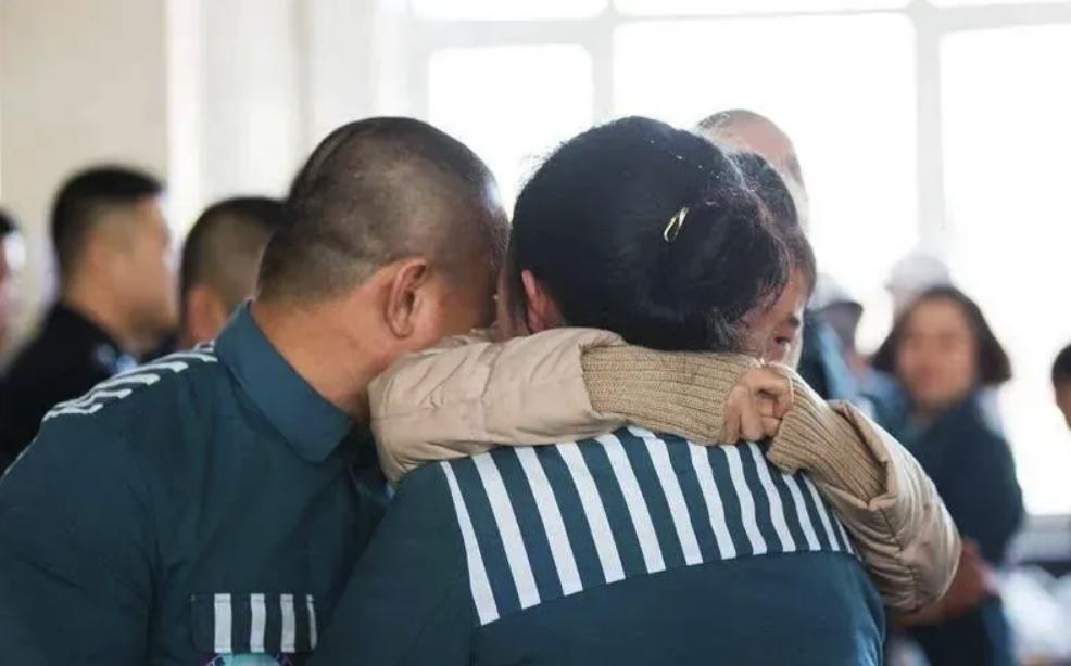 服刑人员有午休时间吗?

不同监狱对于午休有着不同的规定，有的监狱只在夏天最炎热