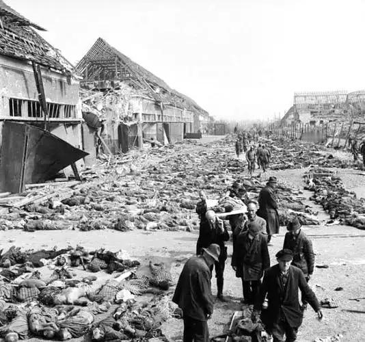 1943年10月23日夜，波兰华沙芭蕾舞演员弗朗切斯卡·曼恩走进奥斯维辛比克瑙第