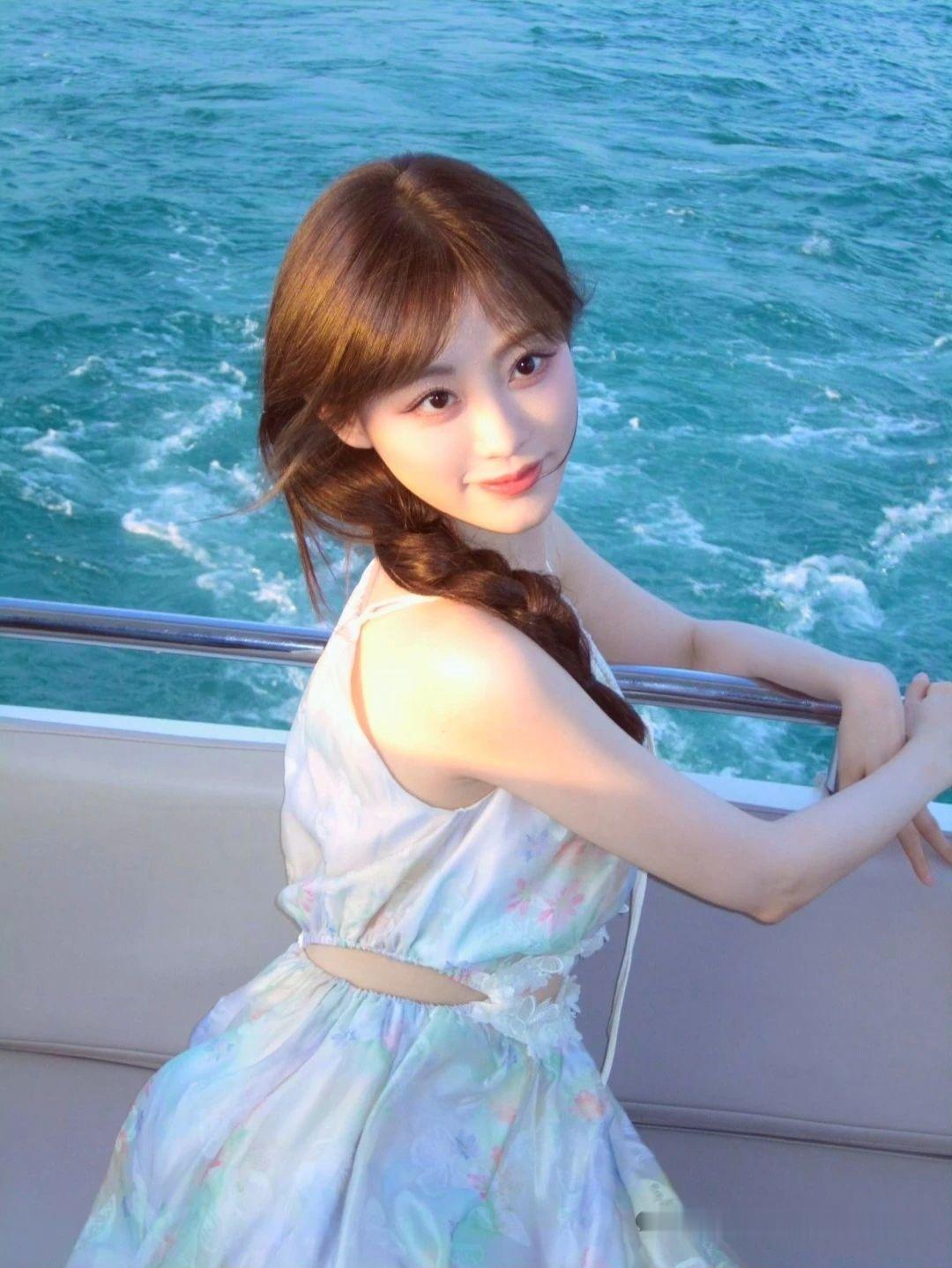 祝绪丹丨海边碎花裙，明媚感美人 ​​​