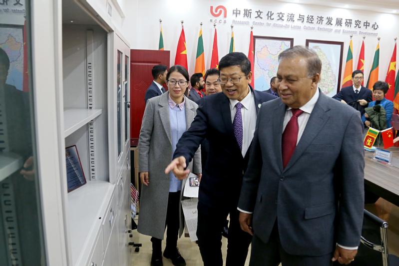 拒绝中国科考船停靠后，斯里兰卡总理访华，将请求中方减免债务。
 
“那时候内战，