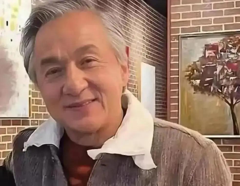 120万港元，她48小时卖空
 
九龙城布行老板还在揉眼睛。前晚九点，那个总来砍