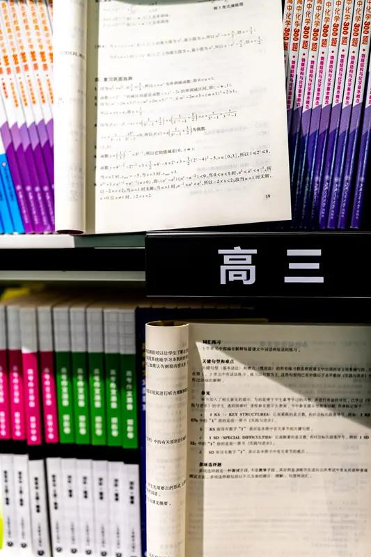 今年高考数学题实在是让人难以捉摸！就拿那道“两个妈妈，一个姝，三个女儿，一共几人