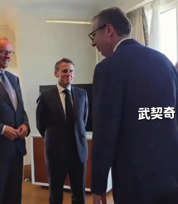 谁也没想到！武契奇只是来中国拿了一枚"友谊勋章"，回到欧洲后待遇直接天差地别！整