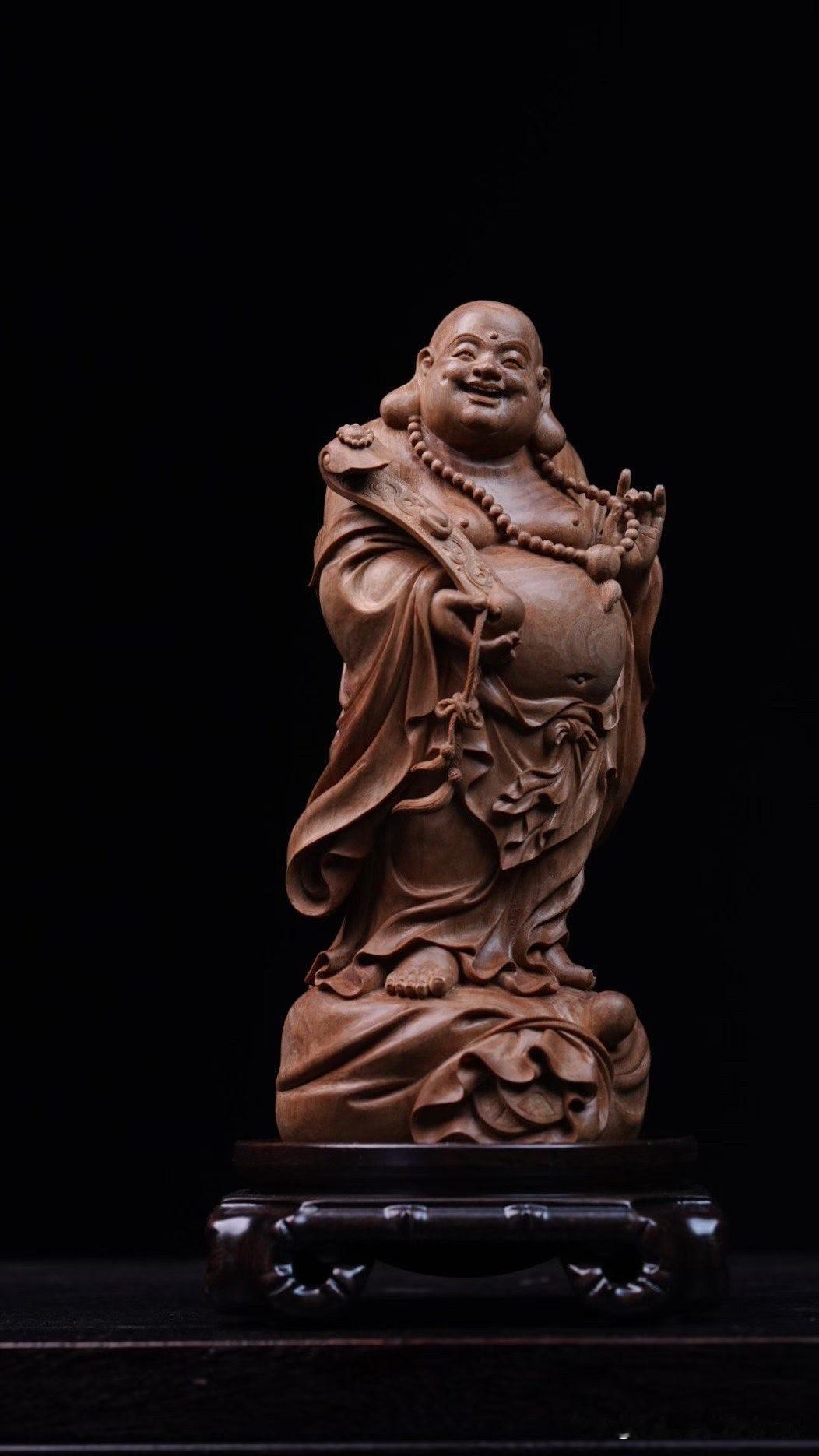 老山檀香的温润，配上弥勒佛的开怀笑意，别有一番韵味。

坦腹含笑，手执如意，神情