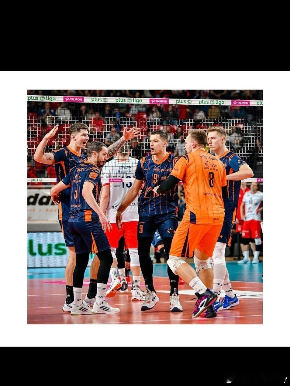 《体育评论报》信息:波超雅斯特泽布斯基目前处境十分艰难，俱乐部资金问题始终未能解