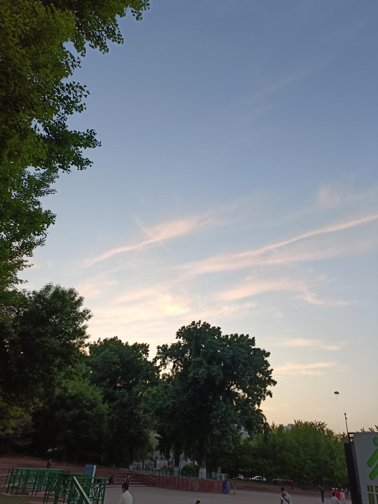 晒图笔记大赛 昨晚的天空简直绝了！云层五彩纷呈，就像被打翻的调色盘。我当时正出门