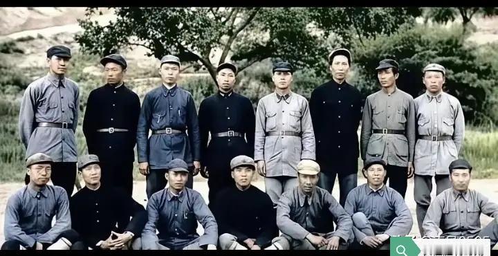 纪念红军长征胜利九十周年！毛主席与贏得长征胜利的将领们在一起！历史记录了这一刻！