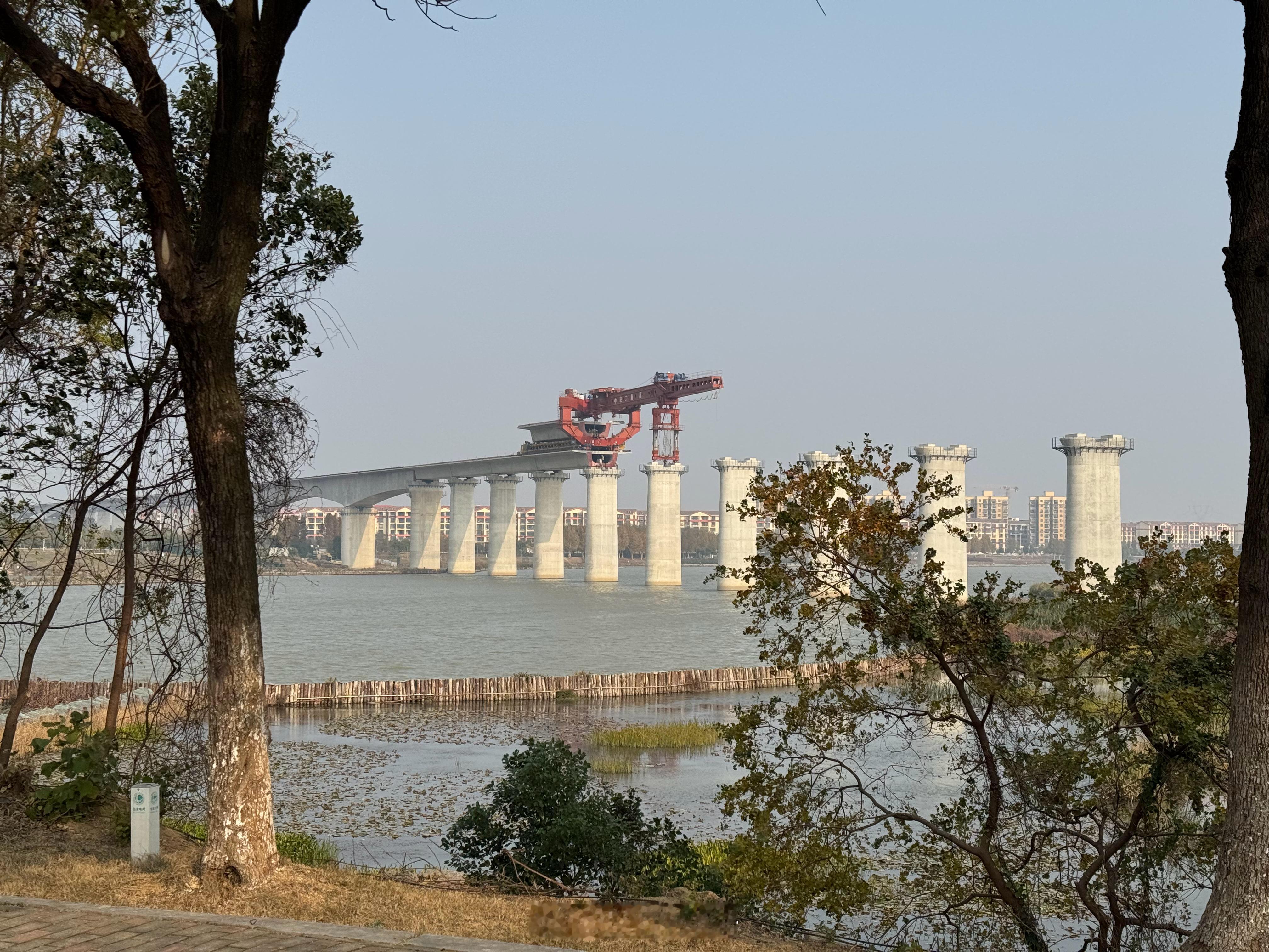 架梁机在高速铁路建设现场是非常重要的大型机械，但想在城市环境里见到它还是有那么一