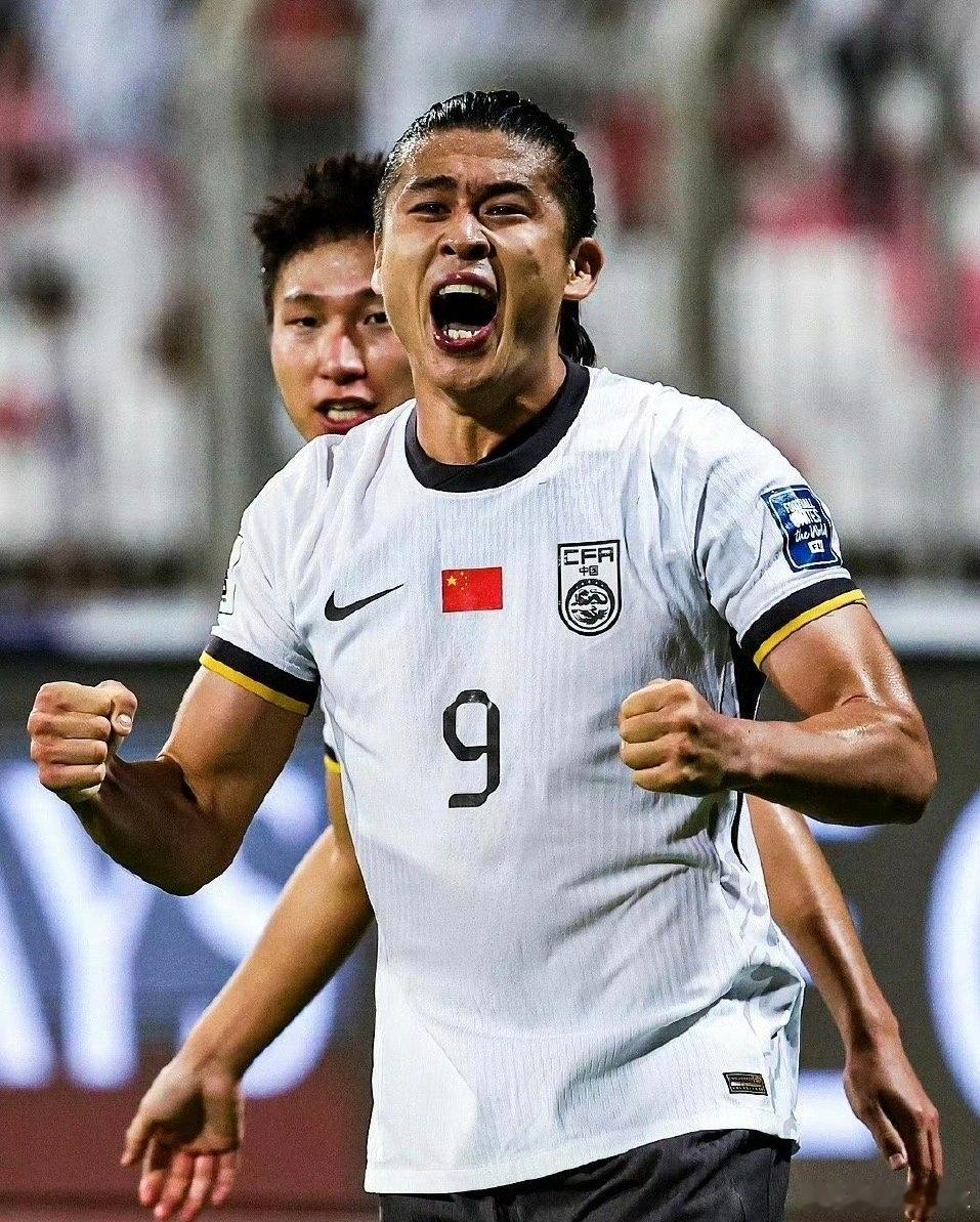 张玉宁担任国足队长！🇨🇳1月6日，邵佳一领衔的新一期国足在广东肇庆开启集训，