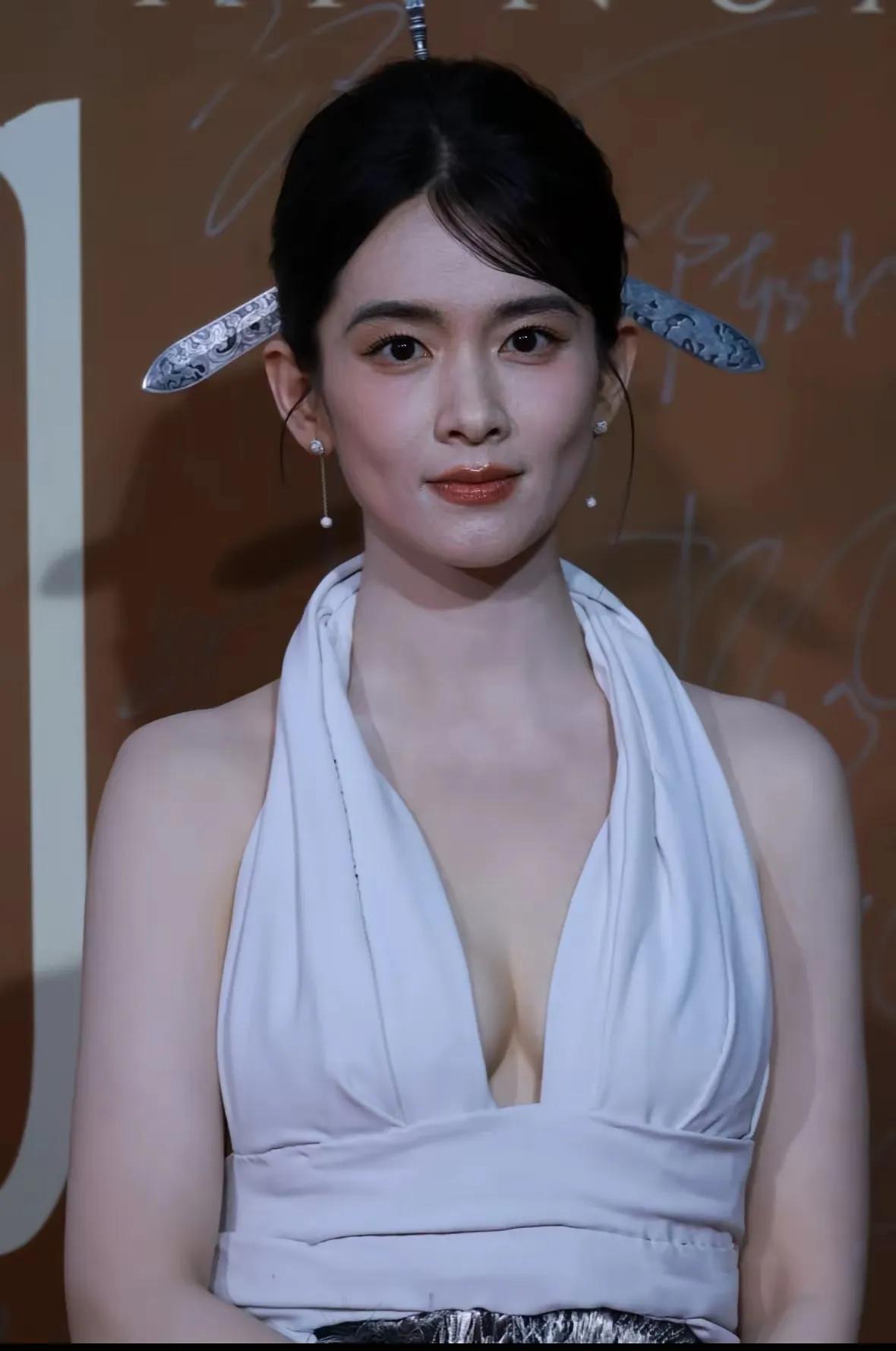 这姐经历了啥？怎么变成了这样？

都说红气养人，弯道超车孟丽君喜提《乘风破浪的姐