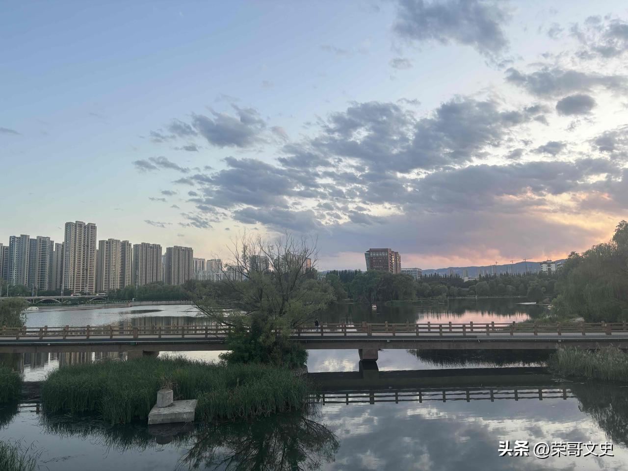 桥与水，云与霞，是傍晚独有的浪漫答卷。
把烦恼丢进晚风里，让湖面的晚霞治愈一切。