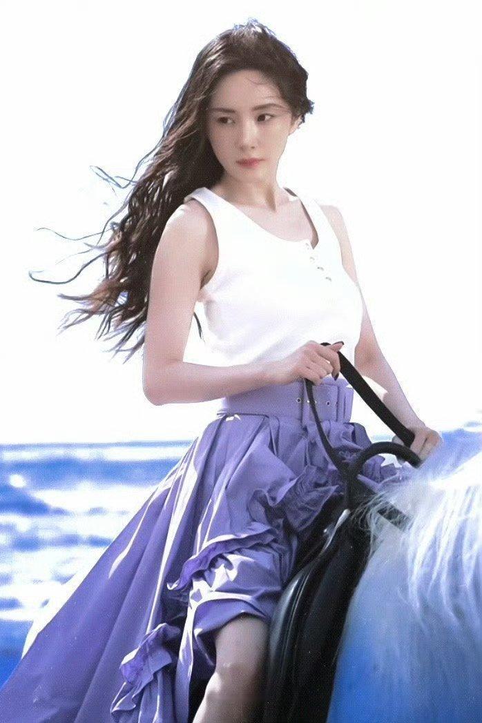 杨幂 幂马锁VOGUE开年刊拍杨幂的原因：Prada女王 台网双爆的《生万物》 