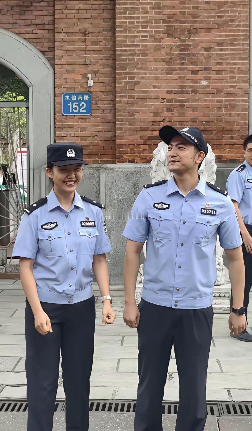 高考第一天，警号为985、211的两位警察蜀黍上岗了