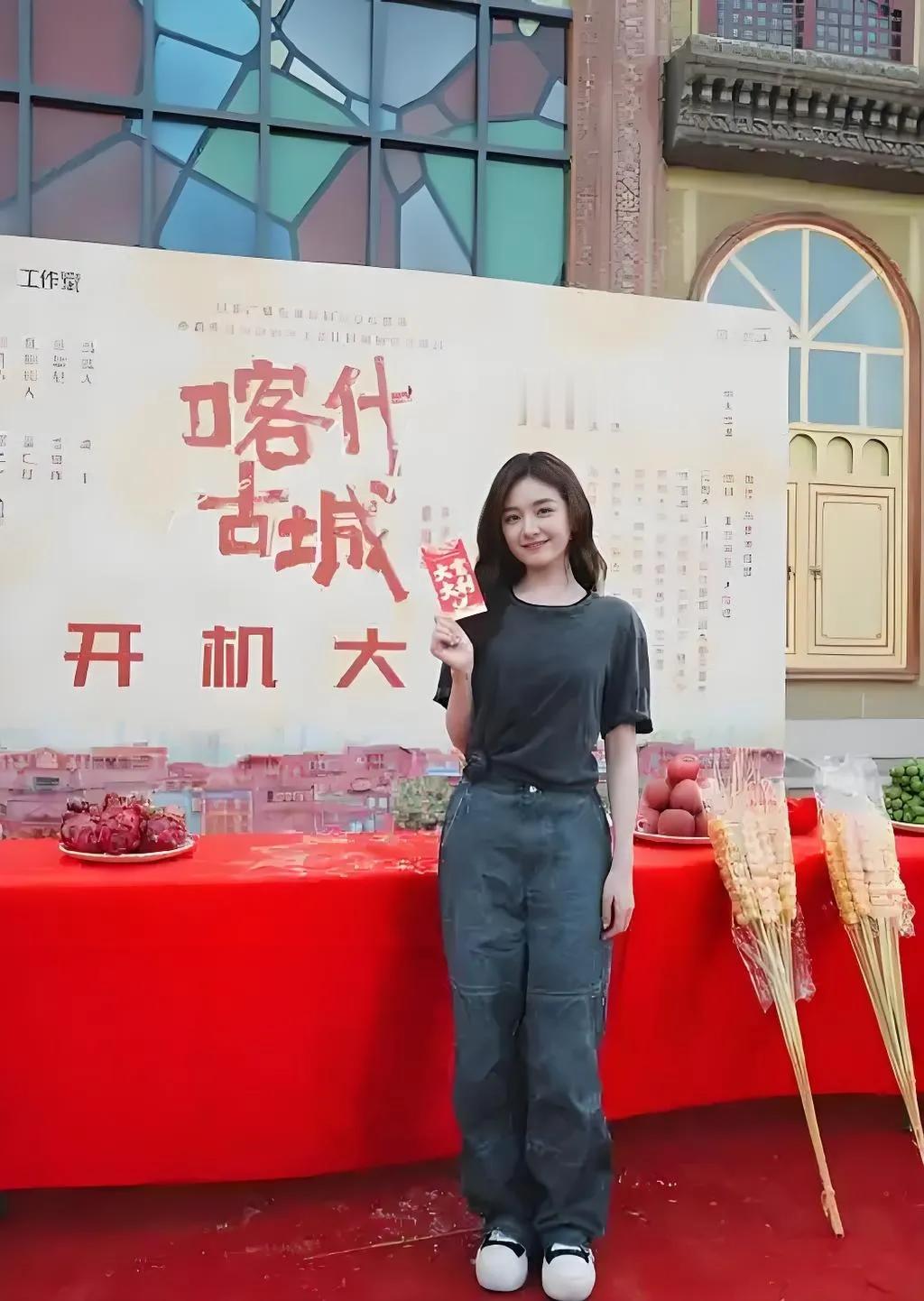 2025年7月18日，李兰迪、郭俊辰领衔主演的8集迷你剧《喀什古城》在喀什官宣开