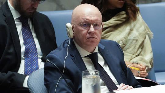 俄罗斯常驻联合国代表瓦西里·内本齐亚在联合国平台上严正指控，美国正以打击毒品犯罪
