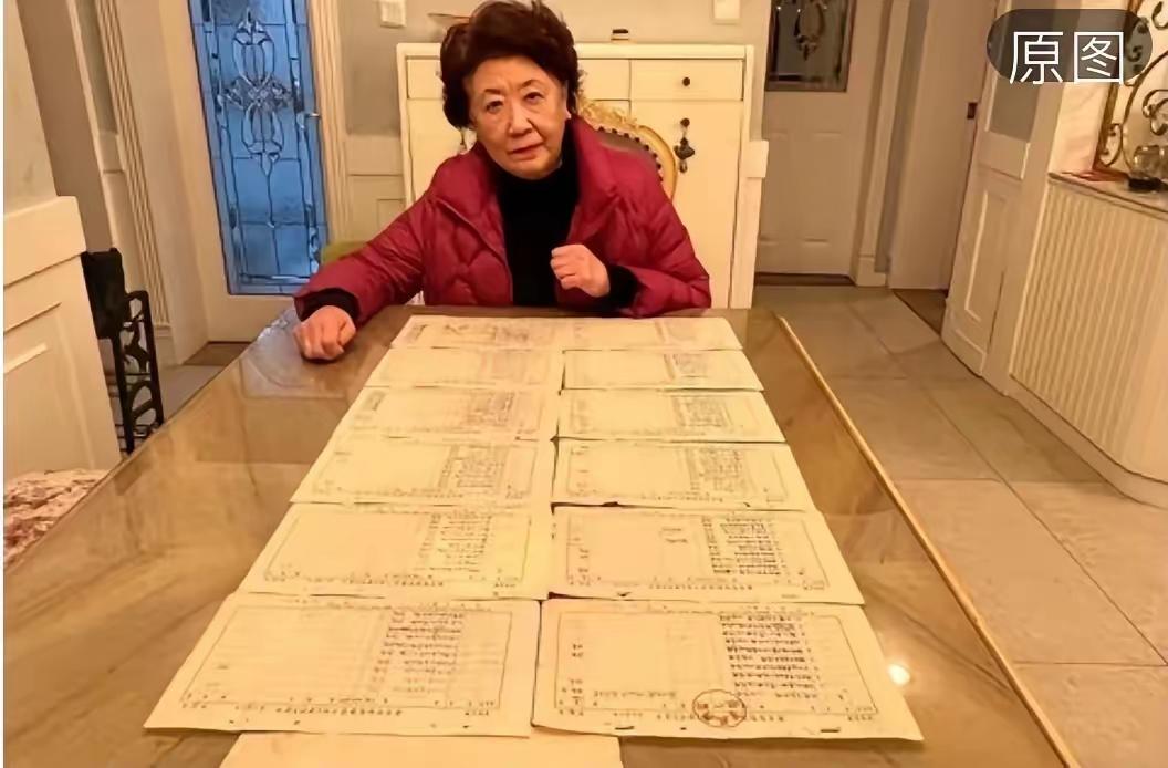 庞叔令这一巴掌打得真响。

她大概也没想到，自家捐给南京博物院的明代古画《江南春