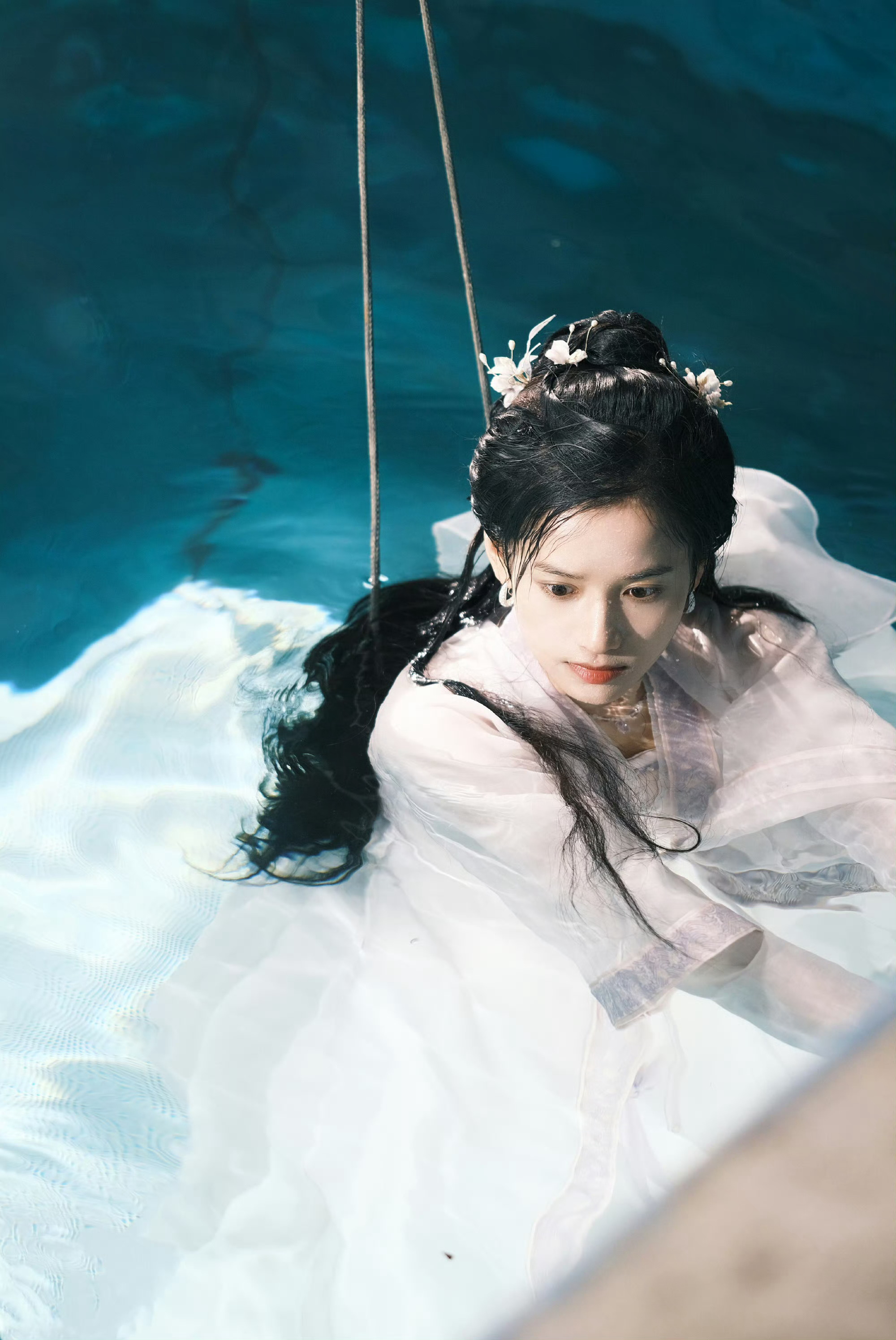 #张婧仪浴水照#清水出芙蓉，天然去雕饰张婧仪这组照片好清丽好美😍糟糕是心动的感