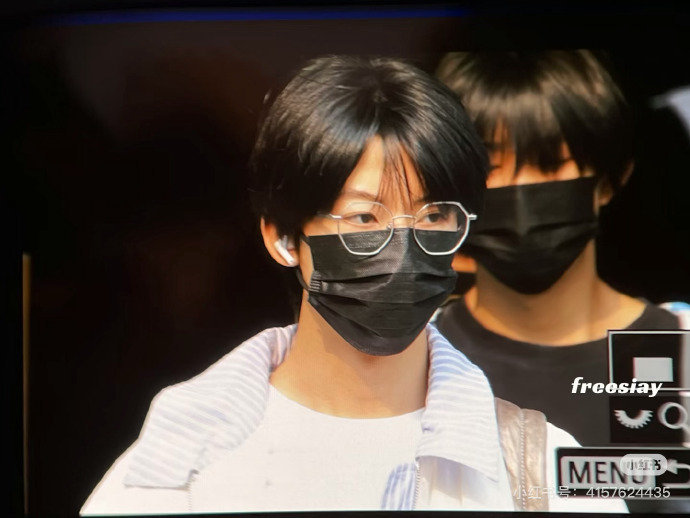 杨博文眼镜白衬衫上班 杨博文春日清爽王子感  杨博文眼镜白衬衫上班，杨博文春日清