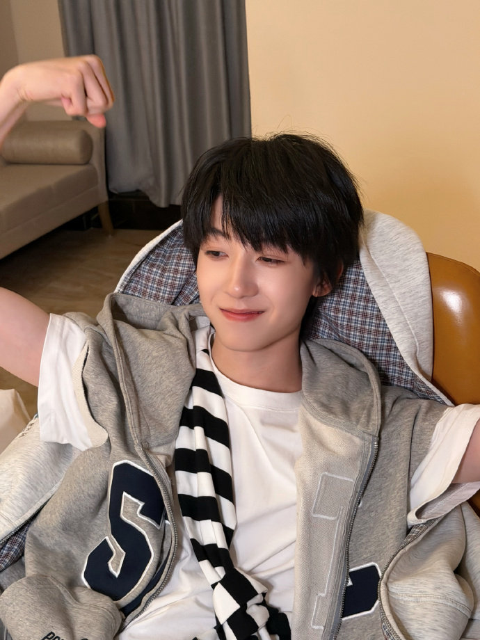 杨博文玩的就是西海岸 杨博文的穿搭 杨博文的穿搭，杨博文玩的就是西海岸，谁懂今日