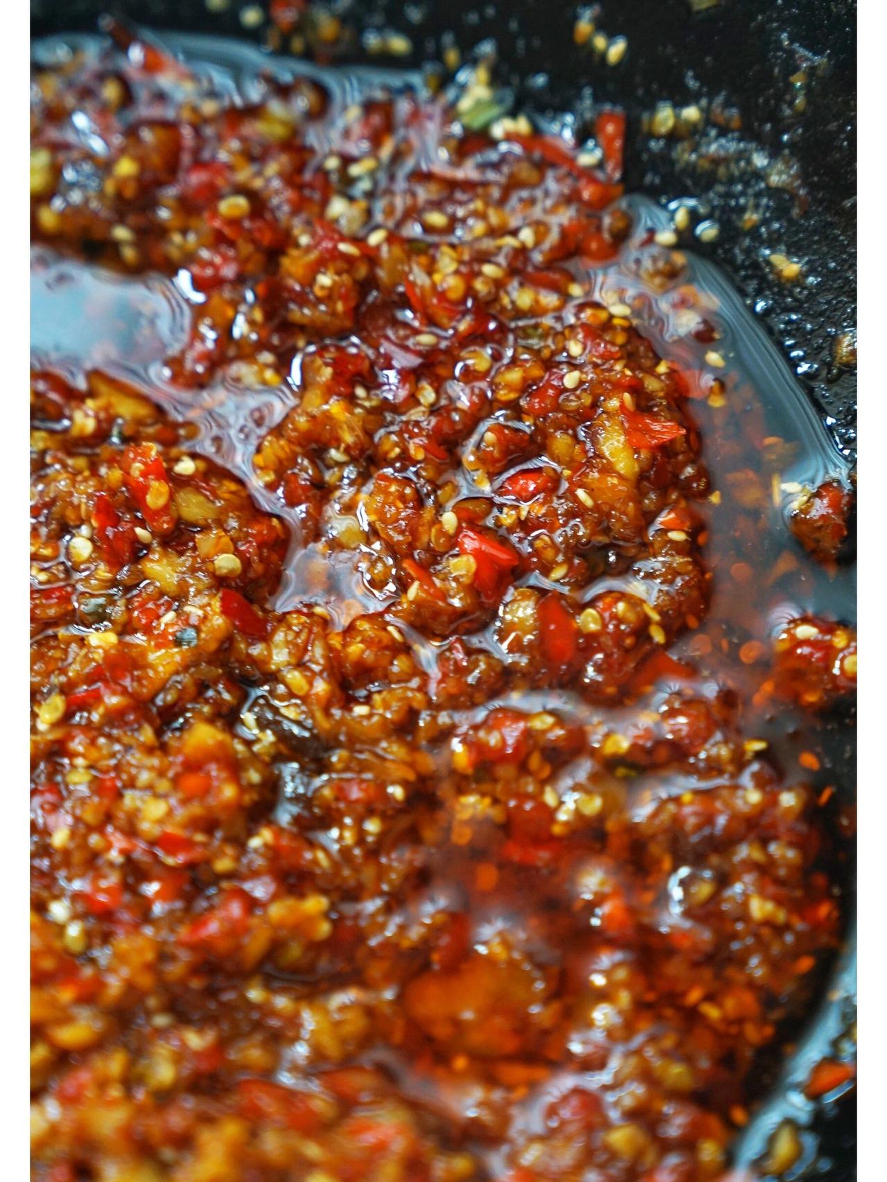 欲罢不能的辣椒酱，炉火熊熊，汹涌的香辣

冰箱里储存着辣椒酱，就像铁匠仓库里堆着