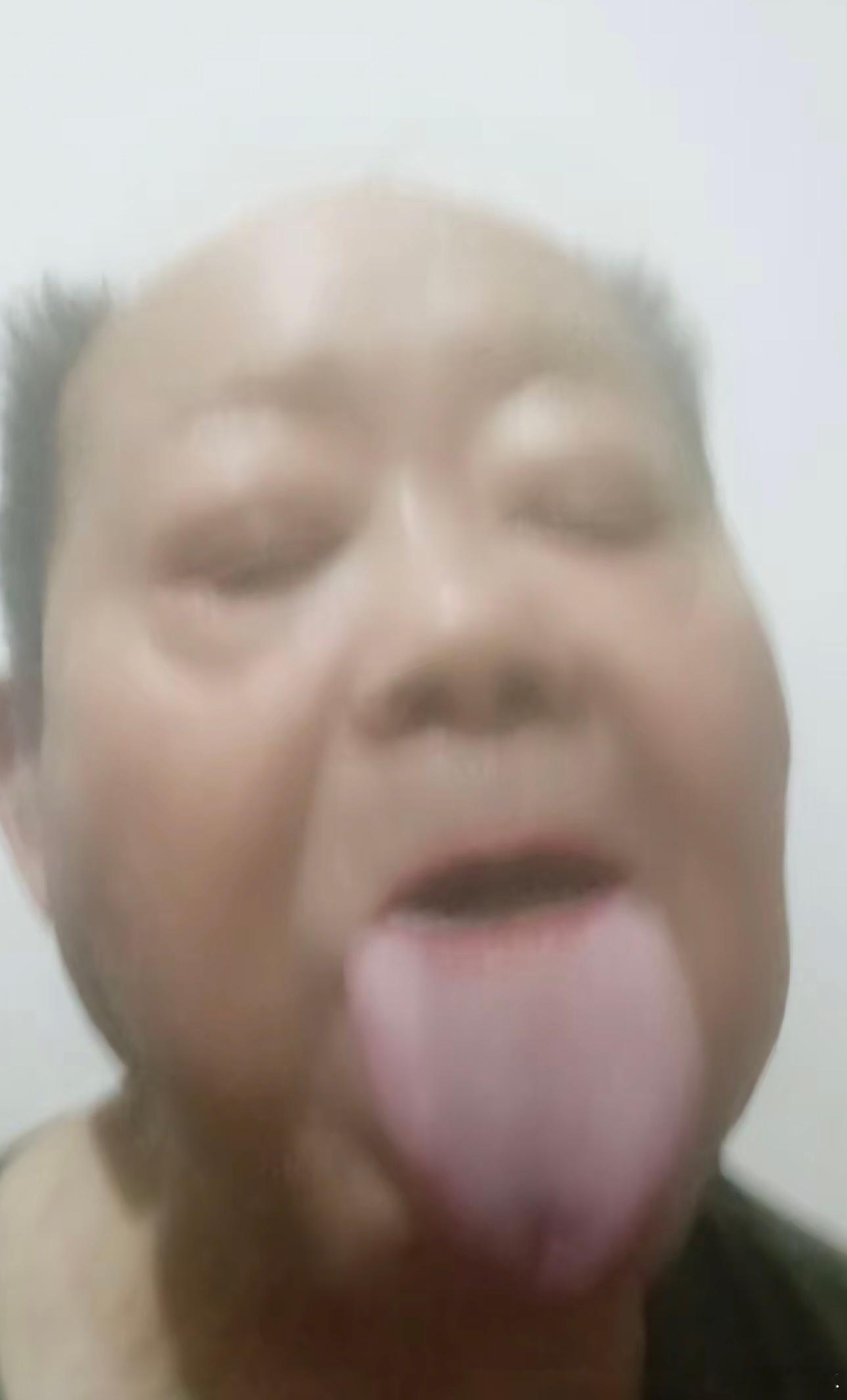 舔你比比 