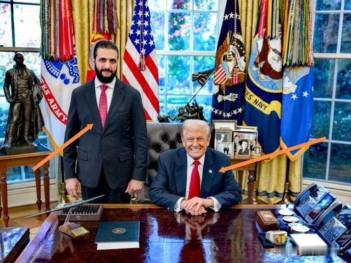 又一张经典照片传出！叙利亚总统朱拉尼站着和特朗普坐着在白宫合影。

然而，特朗普