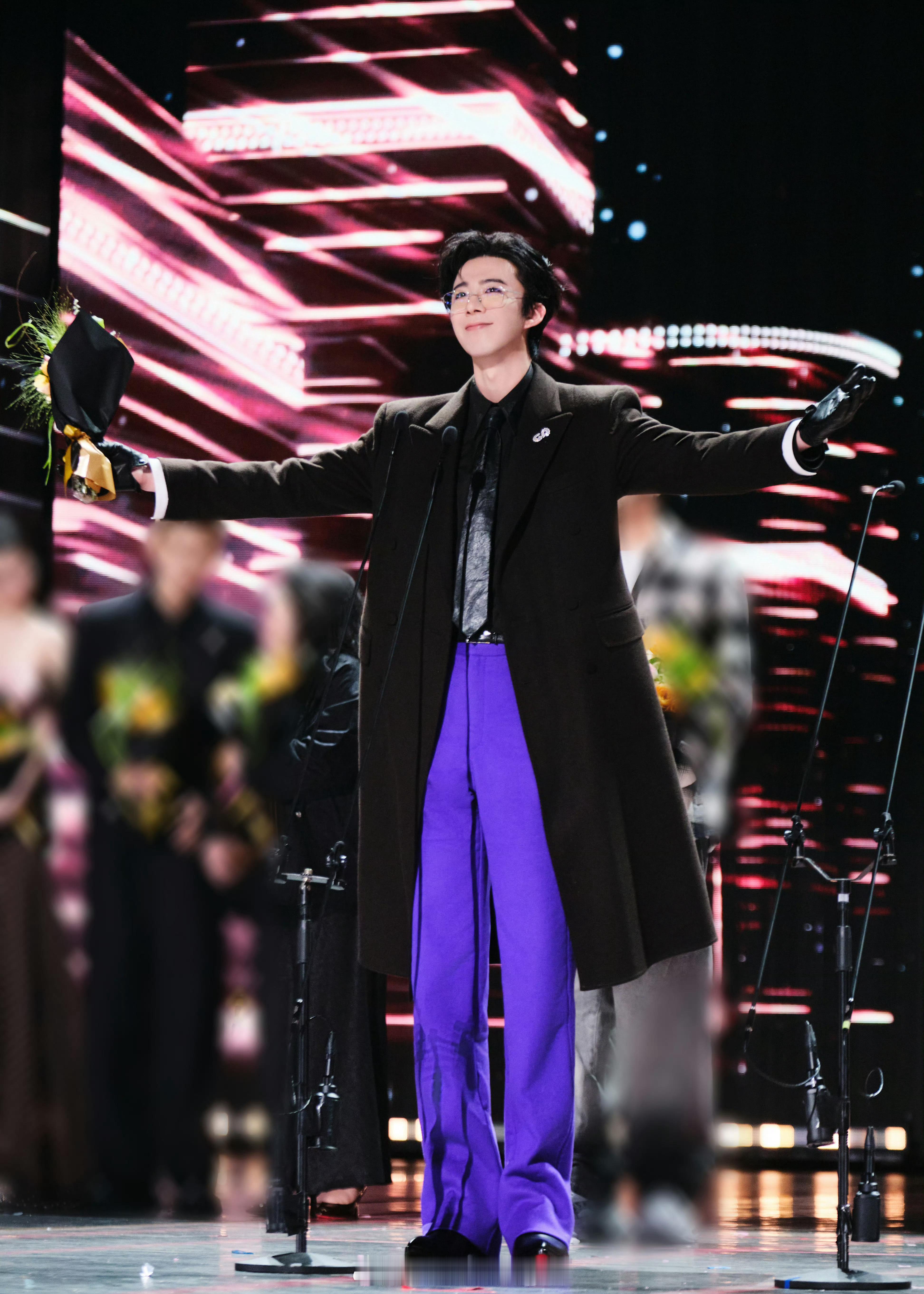 摩登兄弟刘宇宁刘宇宁的2025巡演 🐾刘宇宁玫瑰丛生 🐾摩登兄弟 黑西装衬着