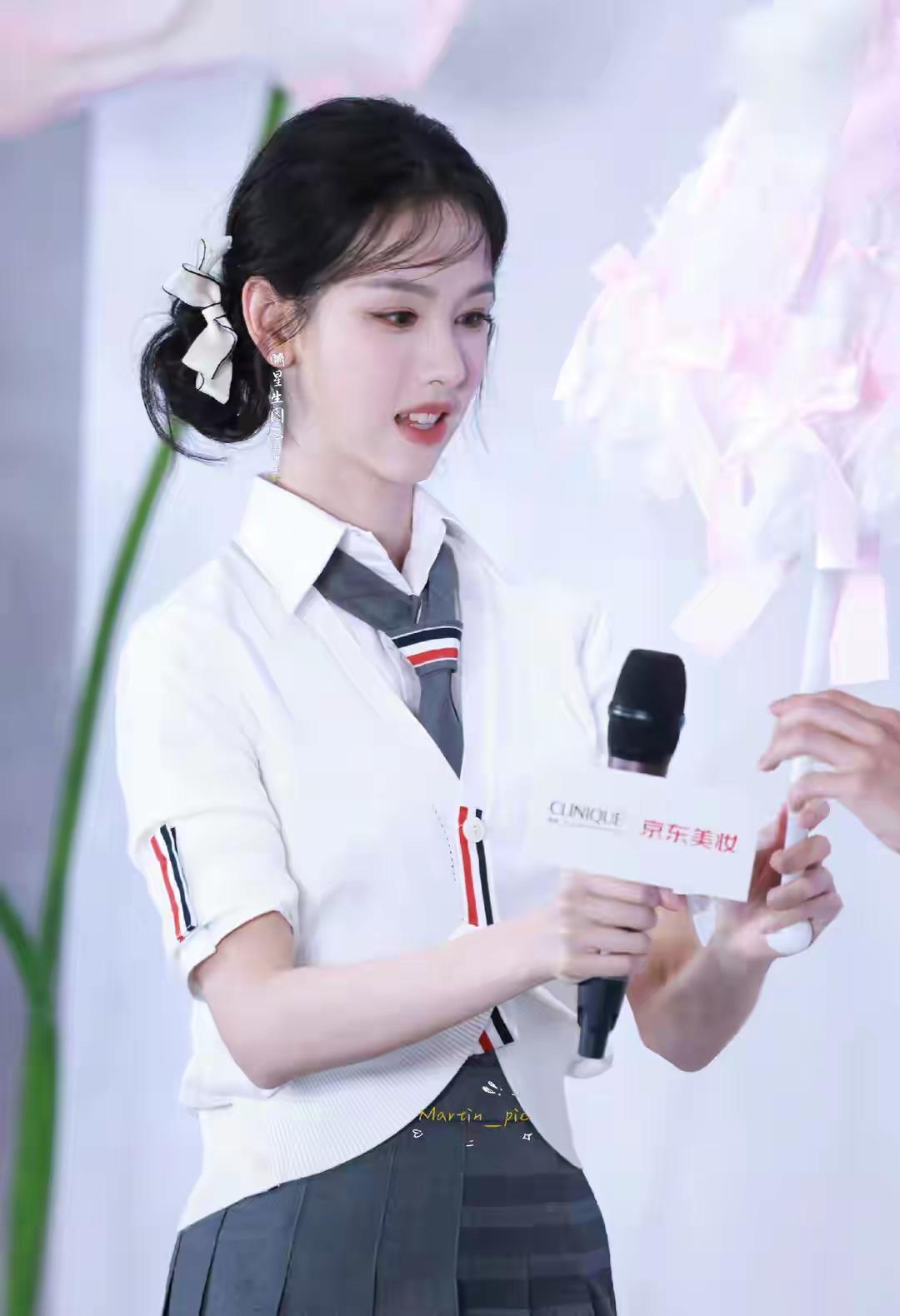 [送心]感谢“京东美妆”，带陈都灵[玫瑰]重回十年前的“学姐时代”[舔屏][舔屏