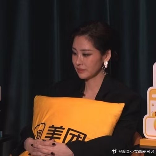 歌手直播歌手赛前视死如归的表情 个个眼神坚定气场拉满，视死如归的状态，注定舞台超