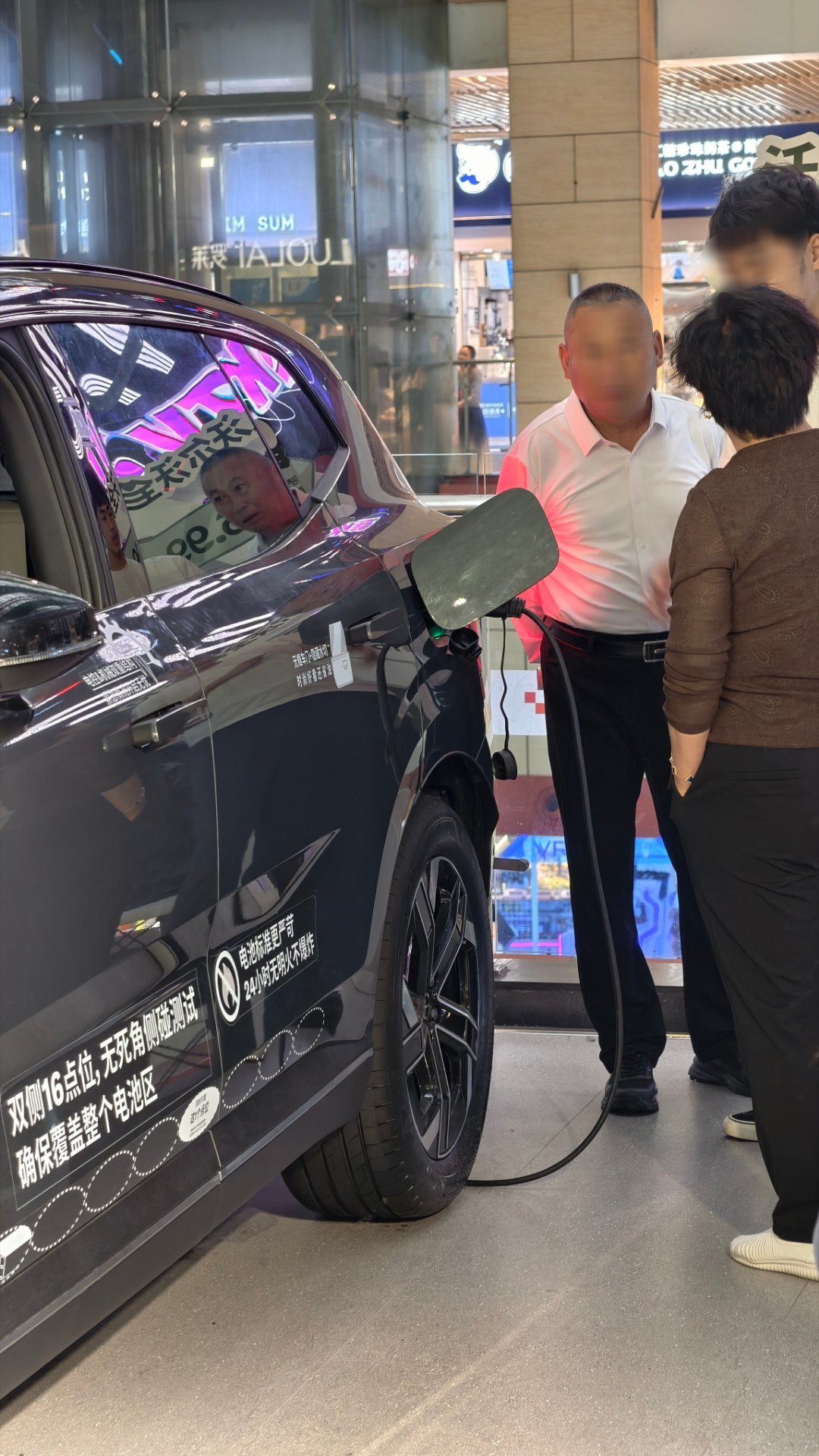 商超一定要开店吗？比如这里，沃尔沃临时租了一个地儿把车子往这里一停。看他们几个交