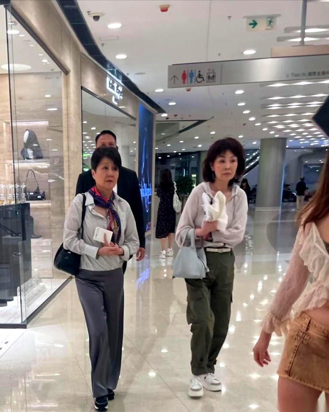 说66岁的四太梁安琪穿名牌也土气…
我真的笑了。
姐妹，你看的是衣服，我看到的是