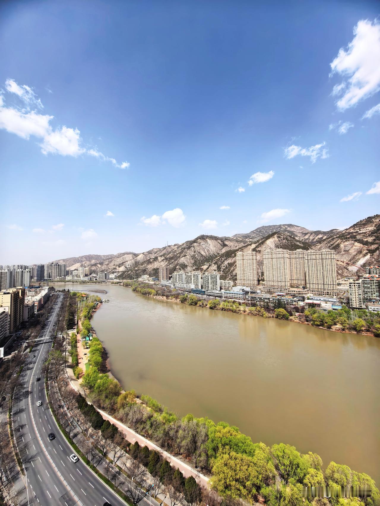 随笔 清明 清明时节，凭窗远眺兰州黄河，是动人的乡思时刻。春日的黄河，裹挟着黄土