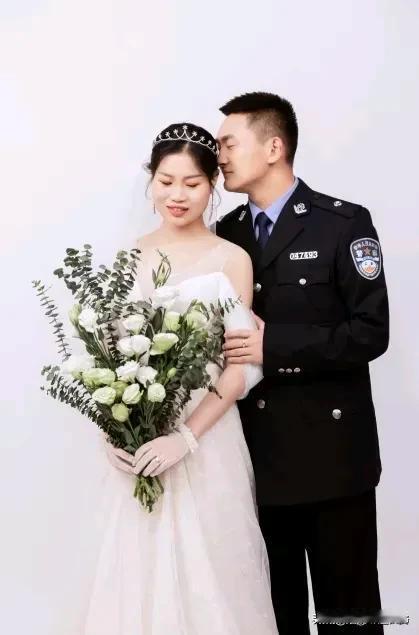 最近，一副民警和教师结婚的对联火了警营和校园！


派出所民警李义和中学教师庄静