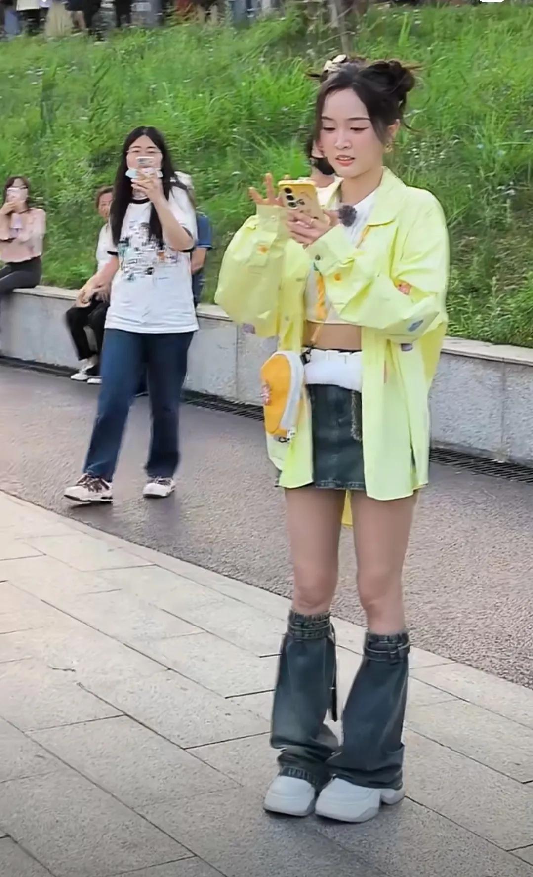 后湖偶遇101的吴宣仪
原相机怼脸拍摄的女明星也太真实了
天气太热了
女明星脸上