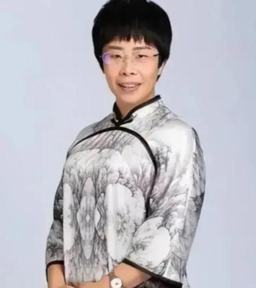 1975年1月出生，如今已经整50岁，北大才女蒙曼的征婚条件可把全网惊到了，她父