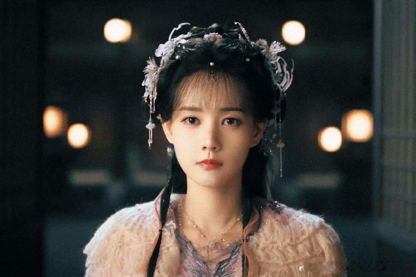 李一桐天地剑心开播海报被李一桐清瞳造型创到了！发丝飘带全是仙味儿，眼神又灵得像刚